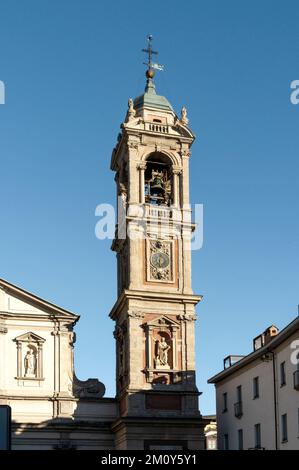 Der Glockenturm der St.-Stephans-Basilika, die im 5. Jahrhundert errichtet wurde, befindet sich im Stadtzentrum von Mailand, in der Region Lombardei, Italien Stockfoto