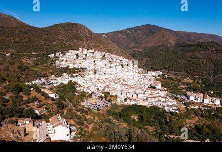 Blick von der Drohne auf die spanische Stadt Ojen, umgeben von Bergen Stockfoto