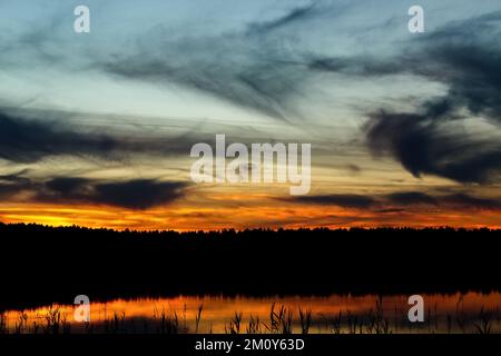 Ein farbenfroher Abend, der Himmel bei Sonnenuntergang ist in verschiedenen Farben gemalt. Stockfoto