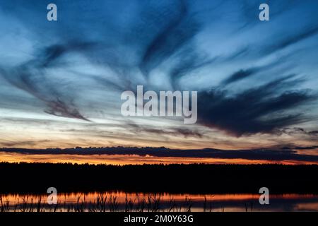 Ein farbenfroher Abend, der Himmel bei Sonnenuntergang ist in verschiedenen Farben gemalt. Stockfoto