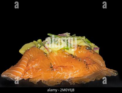 Norwegischer Lachs mit Salat Stockfoto