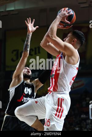 Belgrad, Serbien, 2.. Dezember 2022. Isaia Cordinier of Virtus Segafredo Bologna versucht, Nemanja Nedovic von Crvena Zvezda mts Belgrad während des EuroLeague-Spiels der Turkish Airlines 2022/2023 zwischen Crvena Zvezda mts Belgrad und Virtus Segafredo Bologna in Aleksandar Nikolic in Belgrad, Serbien, zu blockieren. 2. Dezember 2022. Kredit: Nikola Krstic/Alamy Stockfoto