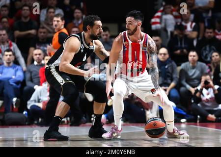 Belgrad, Serbien, 2.. Dezember 2022. Marco Belinelli von Virtus Segafredo Bologna verteidigt Luca Vildoza von Crvena Zvezda mts Belgrad während des EuroLeague-Spiels der Turkish Airlines 2022/2023 zwischen Crvena Zvezda mts Belgrad und Virtus Segafredo Bologna in Aleksandar Nikolic in Belgrad, Serbien. 2. Dezember 2022. Kredit: Nikola Krstic/Alamy Stockfoto