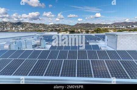 Nahaufnahme der Sonnenkollektoren auf einem Dach. Stockfoto