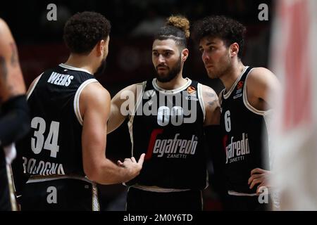 Belgrad, Serbien, 2.. Dezember 2022. Isaia Cordinier of Virtus Segafredo Bologna, Alessandro Pajola of Virtus Segafredo Bologna reagieren während des EuroLeague-Spiels der Turkish Airlines 2022/2023 zwischen Crvena Zvezda mts Belgrad und Virtus Segafredo Bologna in Aleksandar Nikolic in Belgrad, Serbien. 2. Dezember 2022. Kredit: Nikola Krstic/Alamy Stockfoto