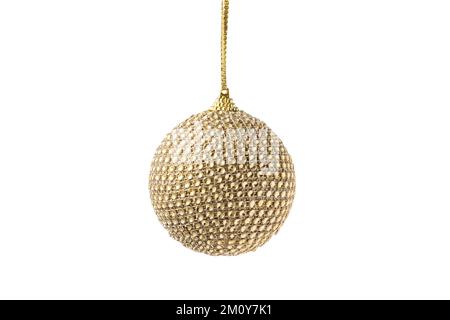 Goldener Weihnachtsbaumball isoliert auf weißem Hintergrund. Weihnachtsbaumschmuck. Stockfoto