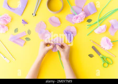 Einfaches Papierhandwerk mit Kinderblumen. Muttertag. Die Hände. Alles Gute zum Geburtstag. Stockfoto