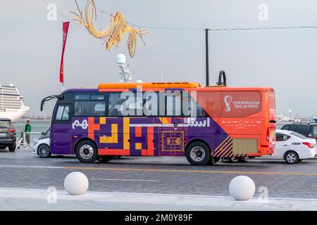 FIFA-Busse auf der Straße am Corniche Mina Park Doha Stockfoto