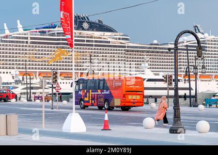 FIFA-Busse auf der Straße am Corniche Mina Park Doha Stockfoto