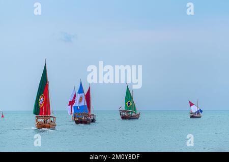 Doha, Katar - 06. Dezember 2022: Dhow Boat at Corniche Beach Doha with Football Teams Flag. FIFA-Katar-Weltmeisterschaft 2022 Stockfoto