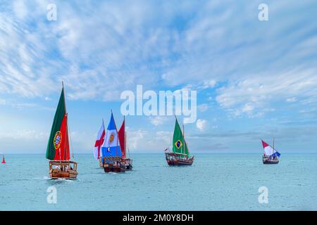 Doha, Katar - 06. Dezember 2022: Dhow Boat at Corniche Beach Doha with Football Teams Flag. FIFA-Katar-Weltmeisterschaft 2022 Stockfoto