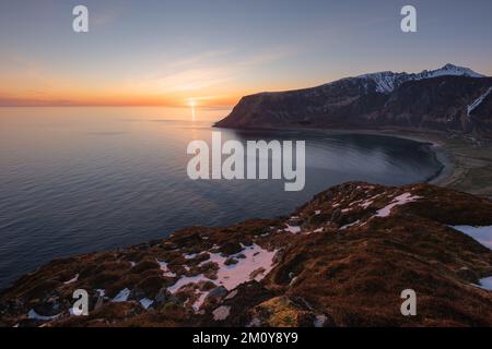 02:00 UHR Sonne über Unstad, Lofoten-Inseln, Norwegen Stockfoto