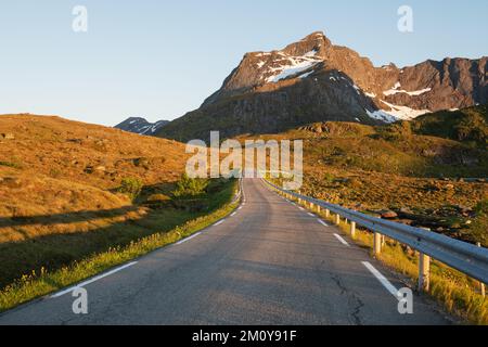 Kitind Berggipfel über Landstraße, Lofoten-Inseln, Norwegen Stockfoto