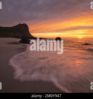 Sonnenuntergang über Myrland Beach, Lofoten-Inseln, Norwegen Stockfoto