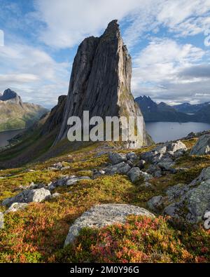 Der berühmte Segla-Gipfel erhebt sich über die Herbstlandschaft in Senja, Norwegen Stockfoto