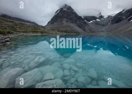 Farbenfrohes Gletscherwasser des Blåvatnet-Sees, Lyngen-Alpen, Norwegen Stockfoto