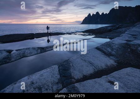 Fotograf und Okshornan am Aussichtspunkt Tungeneset, Senja, Norwegen Stockfoto