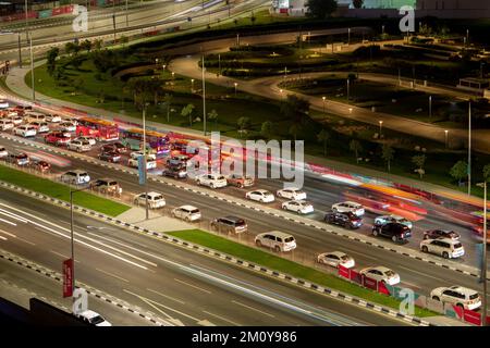 Wunderschöne Luftaufnahme auf die Al Rayyan Road Doha, Doha Verkehr FIFA Busse auf den Straßen. Selektiver Fokus Stockfoto