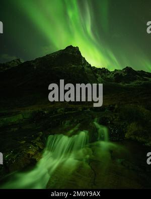 Nordlichter über Stortinden, Lofoten, Norwegen Stockfoto