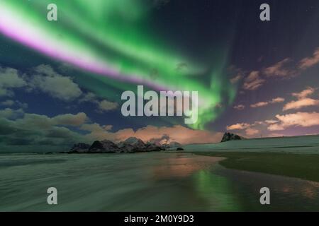 Pinke Nordlichter am Strand von Storsandnes, Lofoten-Inseln, Norwegen Stockfoto