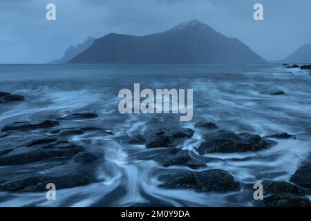 Felsige Küste bei Ramberg, Lofoten-Inseln, Norwegen Stockfoto