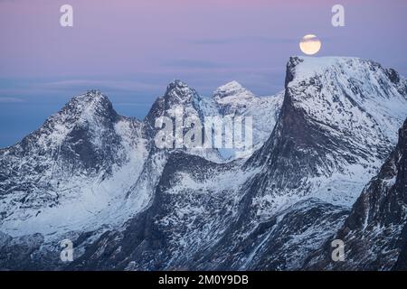 Vollmond über den Bergen von Reinebringen, Lofoten-Inseln, Norwegen Stockfoto