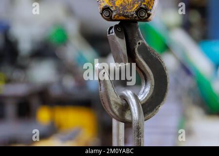 Hebevorrichtung in Fabrikfabriken, Deckenkranhaken und -Ketten, Industrieausrüstung Stockfoto