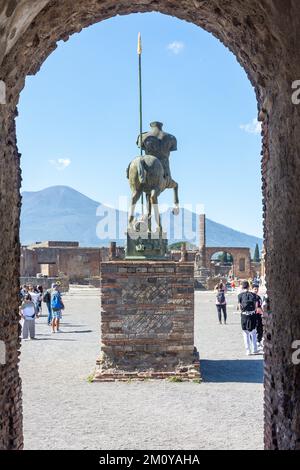 Statue des Zentaurus mit dem Vesuv dahinter, Forum, antike Stadt Pompeji, Pompeji, Metropolstadt Neapel, Region Kampanien, Italien Stockfoto