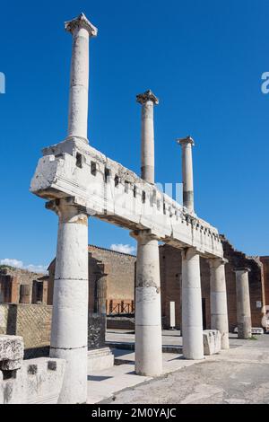 Säulen im Forum, der antiken Stadt Pompeji, Pompeji, der Metropolstadt Neapel, der Region Kampanien, Italien Stockfoto