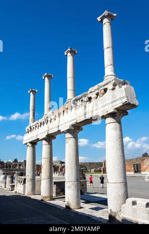 Säulen im Forum, der antiken Stadt Pompeji, Pompeji, der Metropolstadt Neapel, der Region Kampanien, Italien Stockfoto