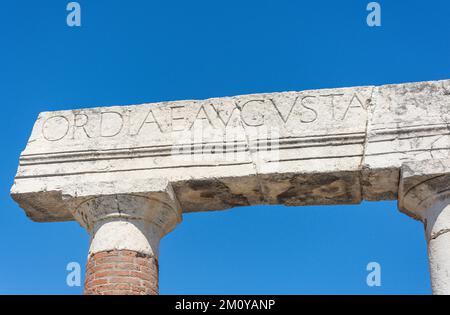 Eingeschriebene Marmorsäule im Forum, Pompeji, Pompeji, der Metropolstadt Neapel, der Region Kampanien, Italien Stockfoto