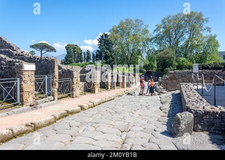 Familie auf der Via Stabiana (Seitenstraße), der antiken Stadt Pompeji, Pompeji, der Metropolstadt Neapel, der Region Kampanien, Italien Stockfoto