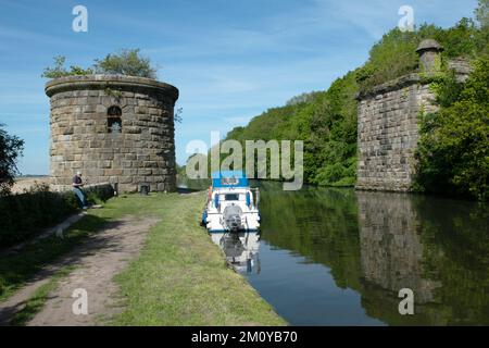 Überreste der ehemaligen Severn Railway Bridge über den Sharpness Canal, Sharpness, Gloucestershire, England, Großbritannien Stockfoto