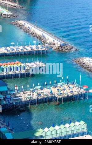 Blick auf die Anlegestellen des Beach Clubs von der Terrasse der Villa Comunale (öffentlicher Garten), Sorrent (Surriento), Kampanien, Italien Stockfoto