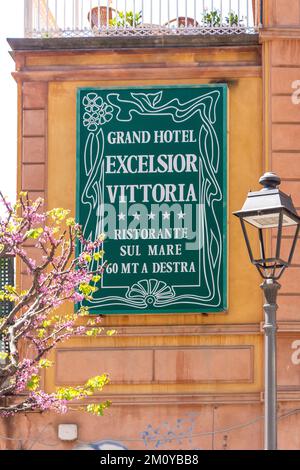 Schild für Grand Hotel Excelsior Vittoria, Corso Italia, Sorrent (Surriento), Region Kampanien, Italien Stockfoto