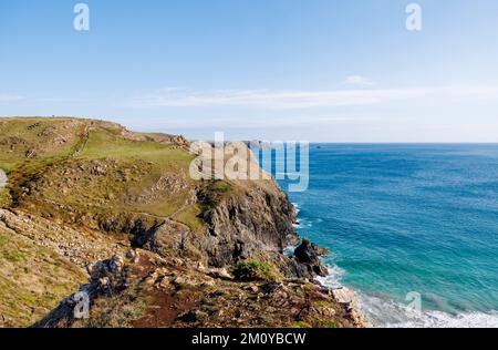 Panoramablick auf Klippen und unberührte zerklüftete Küste am Kynance Cove auf der Lizard Peninsula an der Südküste von Cornwall, Südwestengland Stockfoto