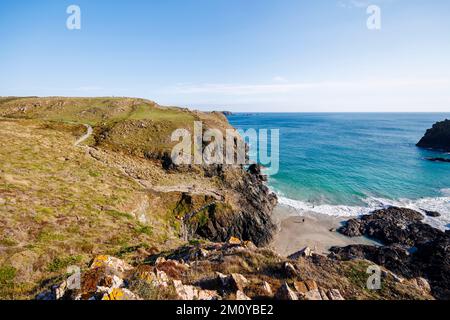 Klippen, Strand und zerklüftete Küste am Kynance Cove auf der Lizard-Halbinsel an der Südküste Cornwalls, Südwestengland Stockfoto