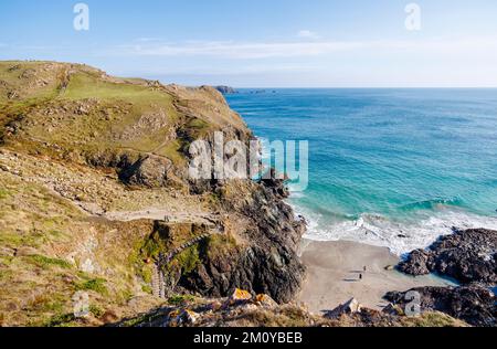 Klippen, Strand und zerklüftete Küste am Kynance Cove auf der Lizard-Halbinsel an der Südküste Cornwalls, Südwestengland Stockfoto