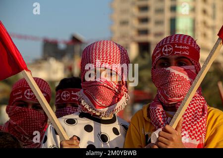 Gaza, Palästina. 08.. Dezember 2022. Palästinensische Anhänger der Volksfront für die Befreiung Palästinas (PFLP) feiern den anstehenden 55.. Jahrestag der Gründung der Bewegung. (Foto: Ramez Habboub/Pacific Press) Kredit: Pacific Press Media Production Corp./Alamy Live News Stockfoto