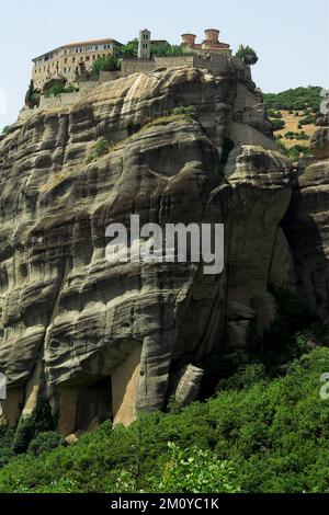 Meteory Μετέωρα Meteora Grecja, Griechenland; Sandstein- und Konglomeratfelsmassiv; Μονή Βαρλαάμ; Kloster Varlaam; Klasztor Warłama Stockfoto