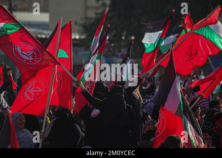 Gaza, Palästina. 8.. Dezember 2022. Palästinensische Anhänger der Volksfront für die Befreiung Palästinas (PFLP) feiern den anstehenden 55.. Jahrestag der Gründung der Bewegung. (Kreditbild: © Ramez Habboub/Pacific Press via ZUMA Press Wire) Stockfoto