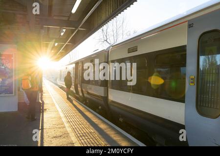 London UK, den 9.. Dezember 2022. Pendler nehmen den frühen Morgenzug an einem eiskalten, frostigen Wintermorgen, an dem die Eisenbahnunternehmen für vier Tage nächste Woche und vier Tage im Januar 2023 eine industrielle Aktion planen. Kredit: Glosszoom/Alamy Live News Stockfoto