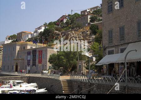 Hydra, Idra, Ύδρα, Grecja, Griechenland, Griechenland; Souvenirladen am Wasser, Stadt in Hügellage; 海濱禮品店，山坡小鎮；Nabrzeże Stockfoto