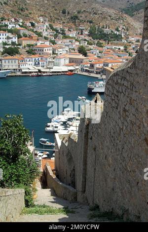 Hydra, Idra, Ύδρα, Grecja, Griechenland, Griechenland; charmante Bucht, Stadt auf einem Hügel und Hang; Charmante Bucht, Stadt auf einem Hügel und Abhang; 迷人的海灣，山坡上的 Stockfoto