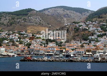 Hydra, Idra, Ύδρα, Griechenland: Segelboote und kleine Boote legen im kleinen Hafen an Stockfoto