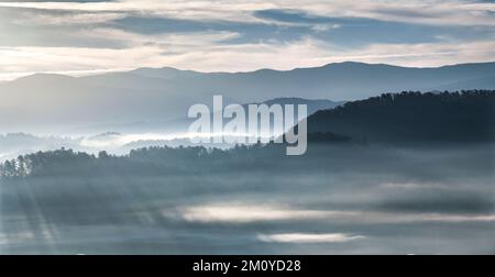 Nebeliger Sonnenaufgang, vom Foothills Parkway. Great Smoky Mountains National Park, TN, USA, Ende Oktober, von Dominique Braud/Dembinsky Photo Assoc Stockfoto