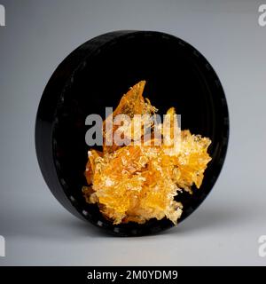 goldene Cannabiswachskristalle, hoher thc-Bruch. Stockfoto