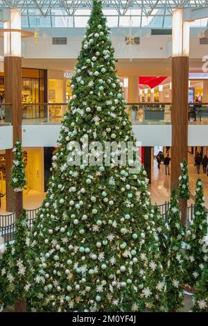 Der große weihnachtsbaum im Einkaufszentrum. Großer, heller Weihnachtsbaum mit bunten Girlanden und Bällen im Einkaufszentrum in Guildford Stockfoto