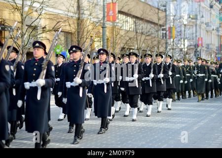 VILNIUS, LITAUEN - 11. MÄRZ 2022: Feierliche Parade zum 32.. Jahrestag der Wiederherstellung der Unabhängigkeit Litauens. Teilnehmer der Parade Carr Stockfoto