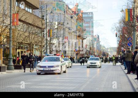 VILNIUS, LITAUEN - 11. MÄRZ 2022: Drei Polizeiautos führten die Festparade an, während Litauen den 32.. Jahrestag seiner Unabhängigkeitswiederherstellung beging Stockfoto